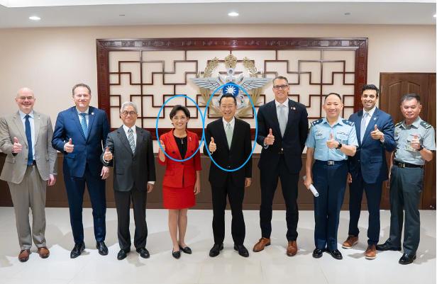 台“防长”顾立雄7月31日会见了窜访台湾的美国联邦众议院外交委员会亚太小组主席金