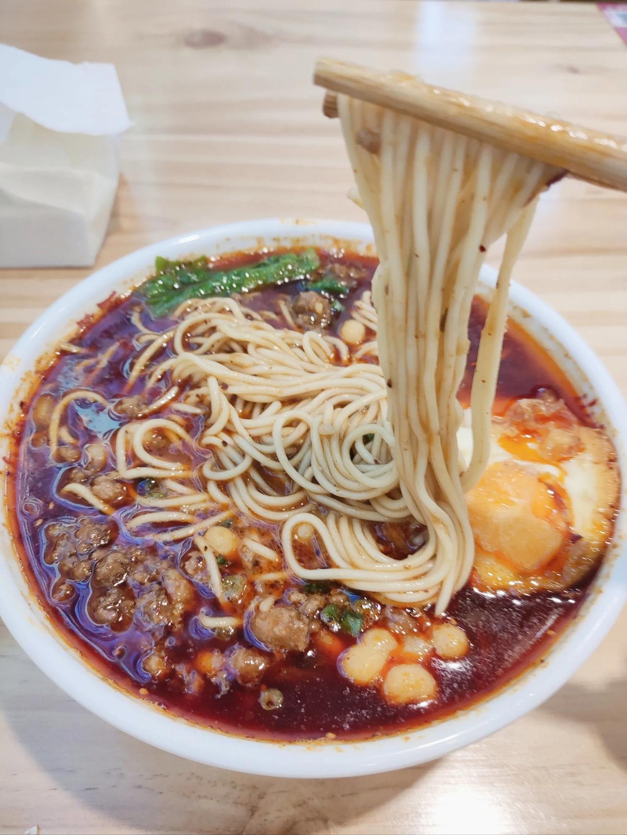 天下真的有免费的午餐！2月6日，一媒体报道，浙江省义乌一江西大哥开了一家免费面