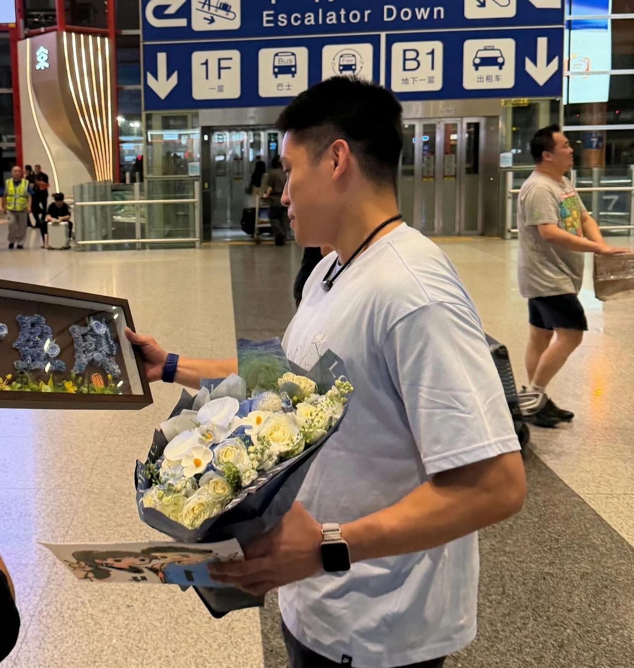归队受热捧！陈盈骏重返北京首钢，球迷现场迎接盼新赛季陈盈骏结束行程回到北京