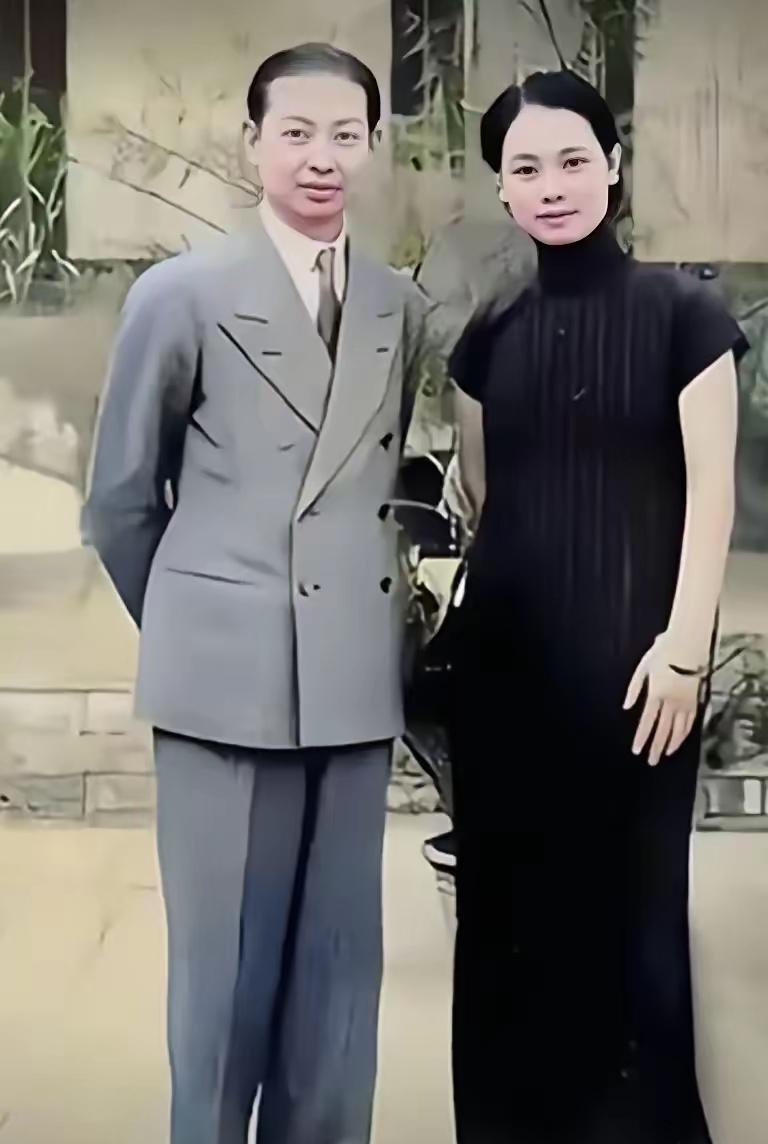 这是京剧大师梅兰芳和第二任妻子福芝芳的真实样貌，都看看，俩人的五官是女娲娘娘仔细