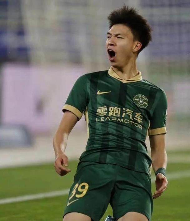 国足顶级锋霸王钰栋其实可以考虑去荷甲踢球！一开始不用定位五大联赛！荷甲是非常好的