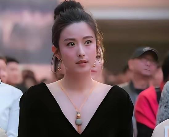 看到这张照片，您能认出这位气质出众的女演员是谁吗？她就是徐百慧。年轻时的她便