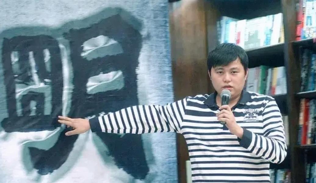 2006年，广东顺德海关的一位小公务员，晚上回家后偷偷地告诉妻子说，老婆，我的银