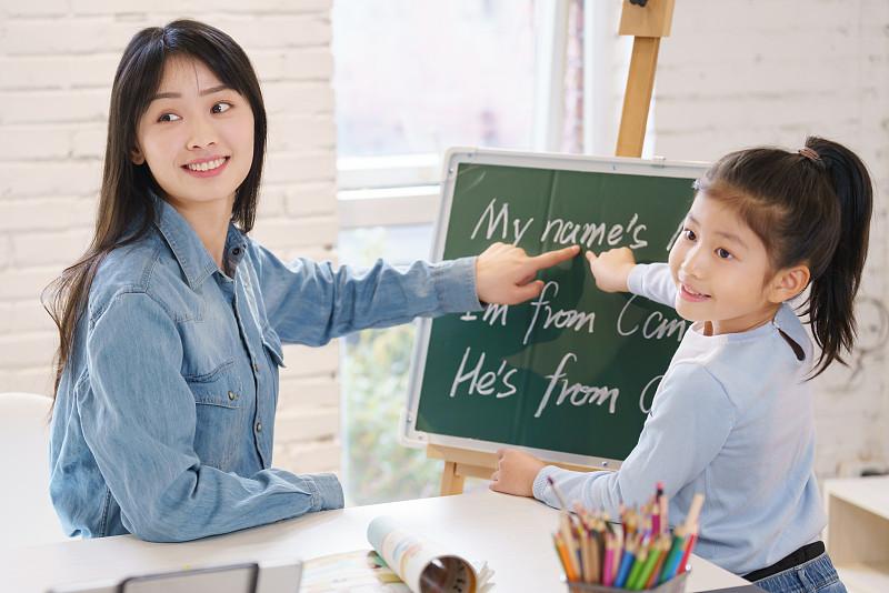 英语高考降到100分，你同意吗？人们关注、期盼的两会如期而至，委员们的提案涉