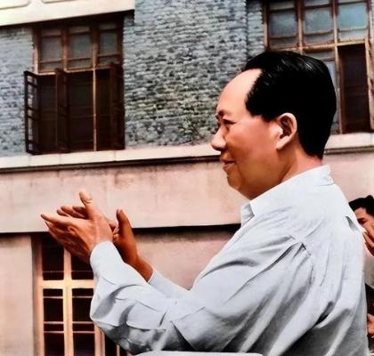 1949年9月30日，毛泽东以575票当选主席，距离“满票”缺了一票，周恩来找到
