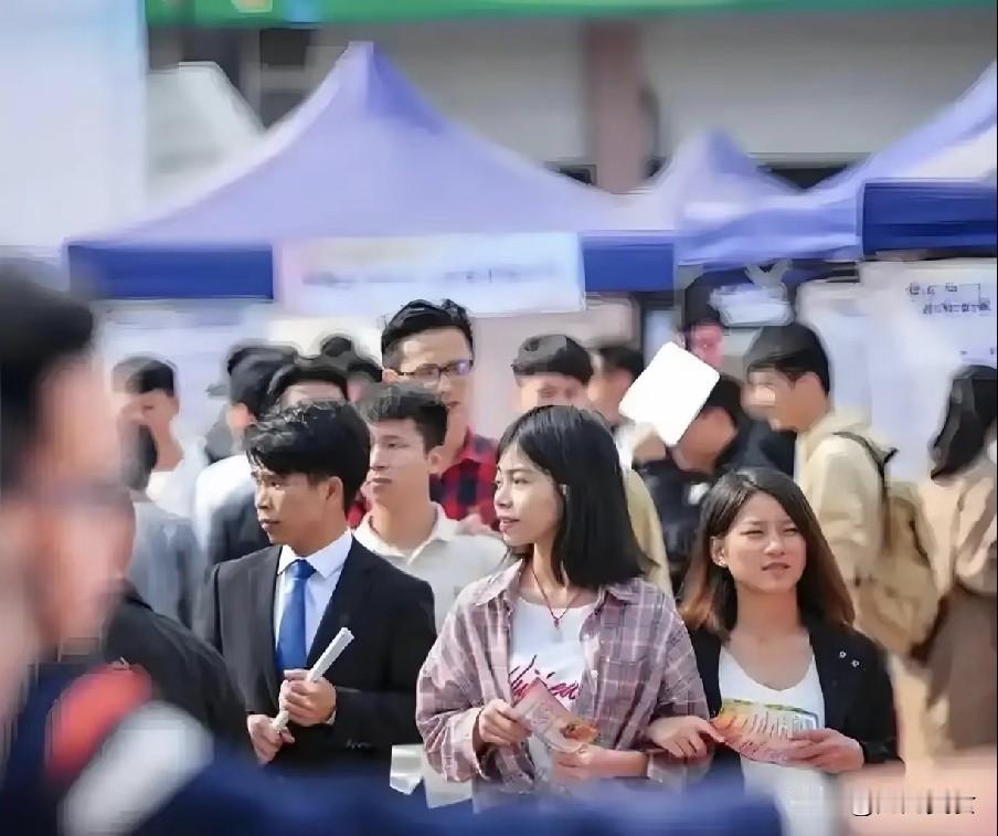 有人预测：明后年，中国的应届毕业生或面临这几个结局，太真实了未来两年，千万