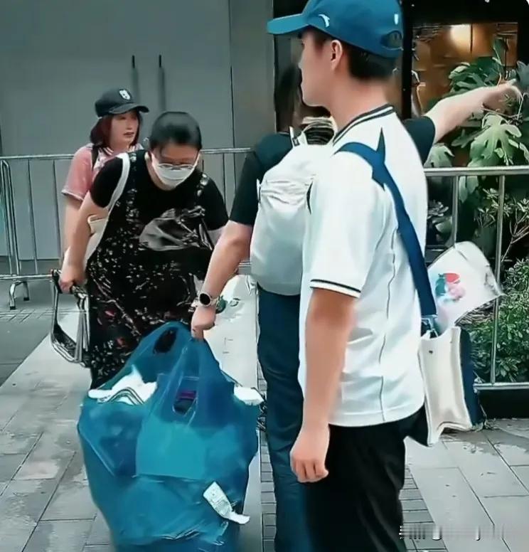 樊振东出席安踏商务活动时，很多球迷看到他将擦汗纸巾收进口袋，而活动结束离场时，球