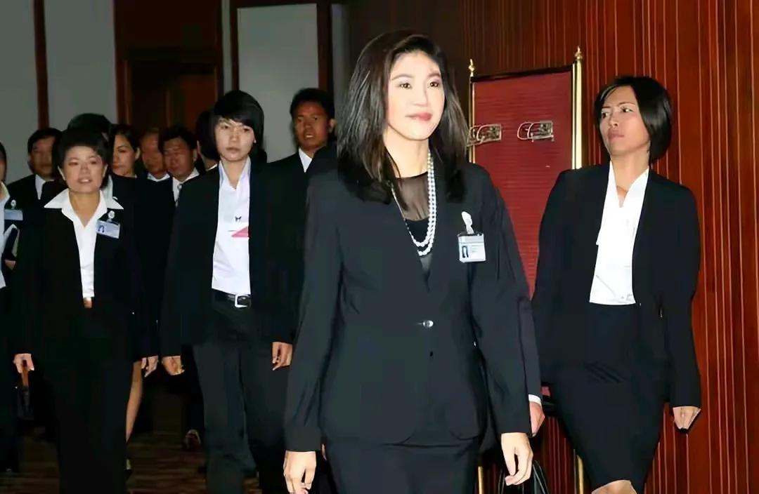 当年英拉当泰国总理蛮好的，她把亚洲女人的美好形象带到国际去，让白种人见识一下什么