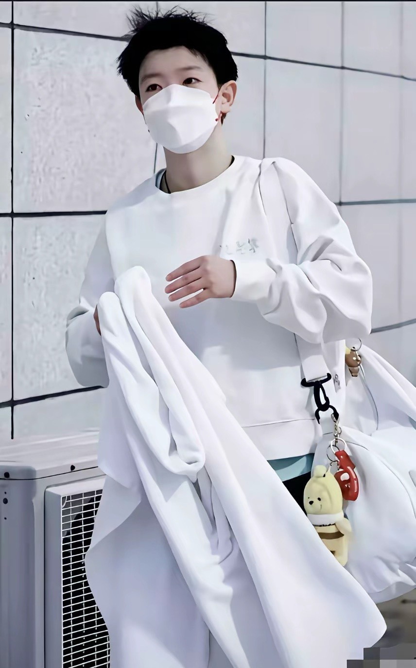 莎莎真的很喜欢白色自己本身就是个白白净净的孩子再穿上一身白色的衣服活脱脱的小白球