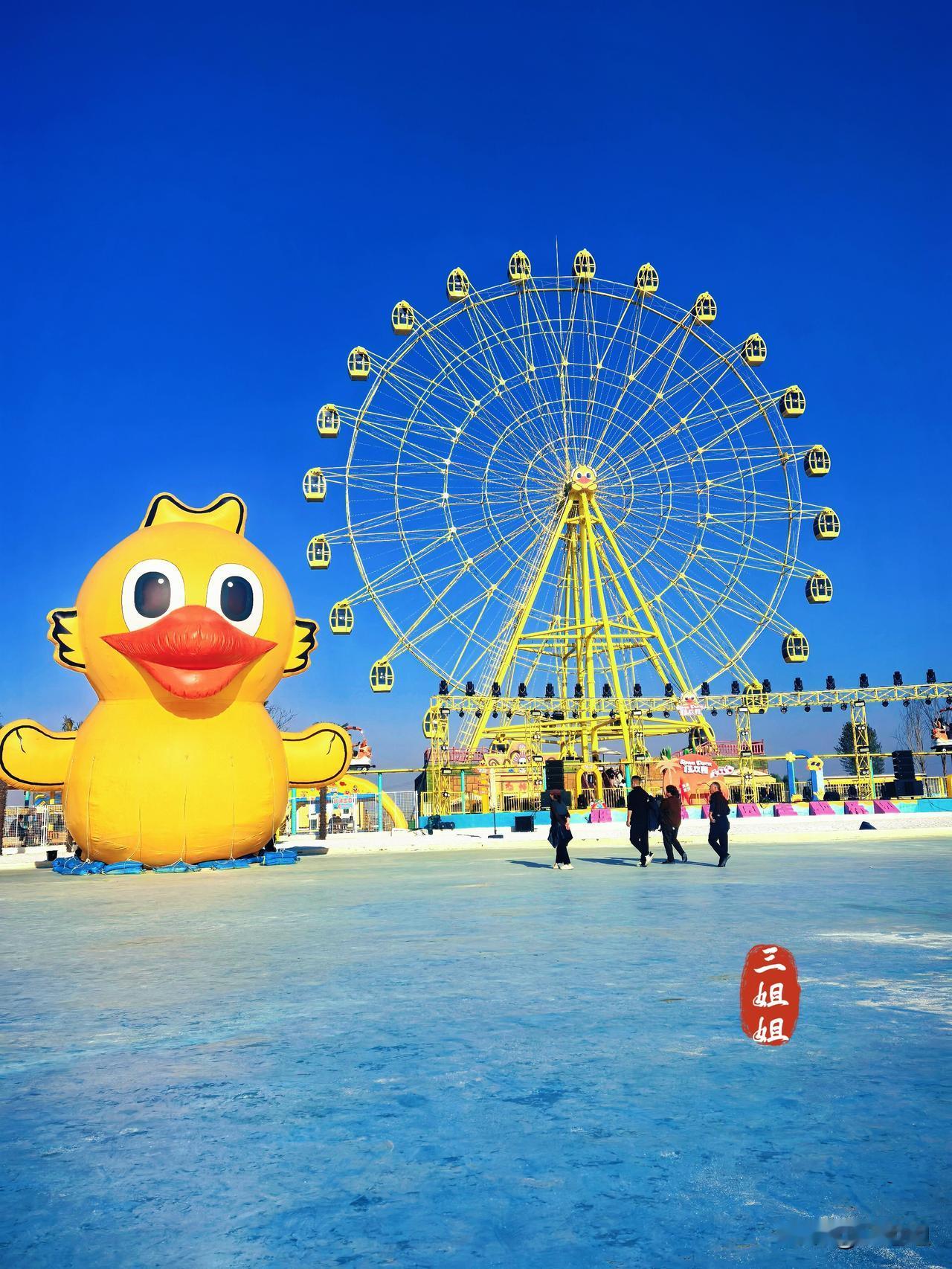 狂欢鸭，郑州一小时可达的遛娃乐园。这个周末带娃去同盟古镇，幸喜地发现古镇里新开