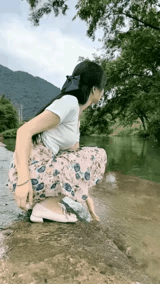 人间走一趟，不必迎风踏浪。只求山水相逢，粥暖茶香。做个俗人，贪点晨昏