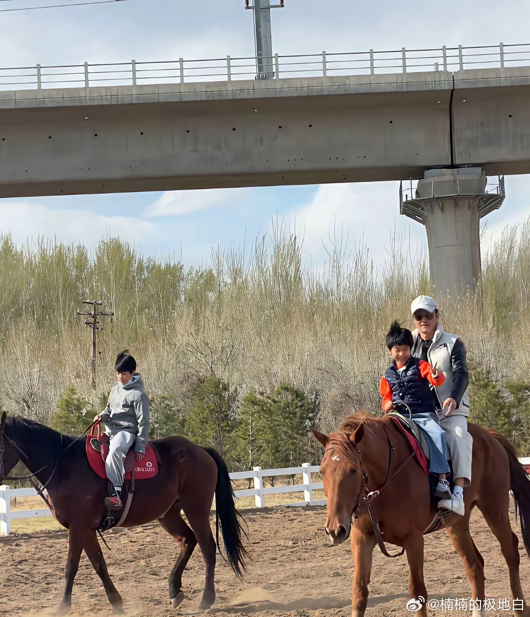 妈妈谢楠在乘风破浪，爸爸带娃策马奔腾，吴京这后勤工作做的可以啊！老婆谢楠参加浪姐