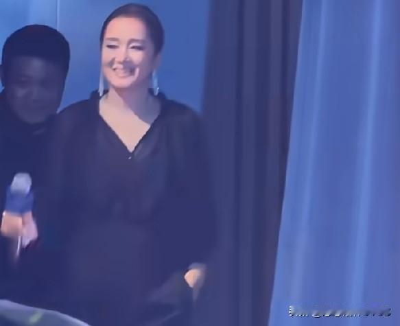 巩俐年轻时身材高挑，往人群中一站，瞬间便能吸引众人目光。转眼间，她已年过花甲，