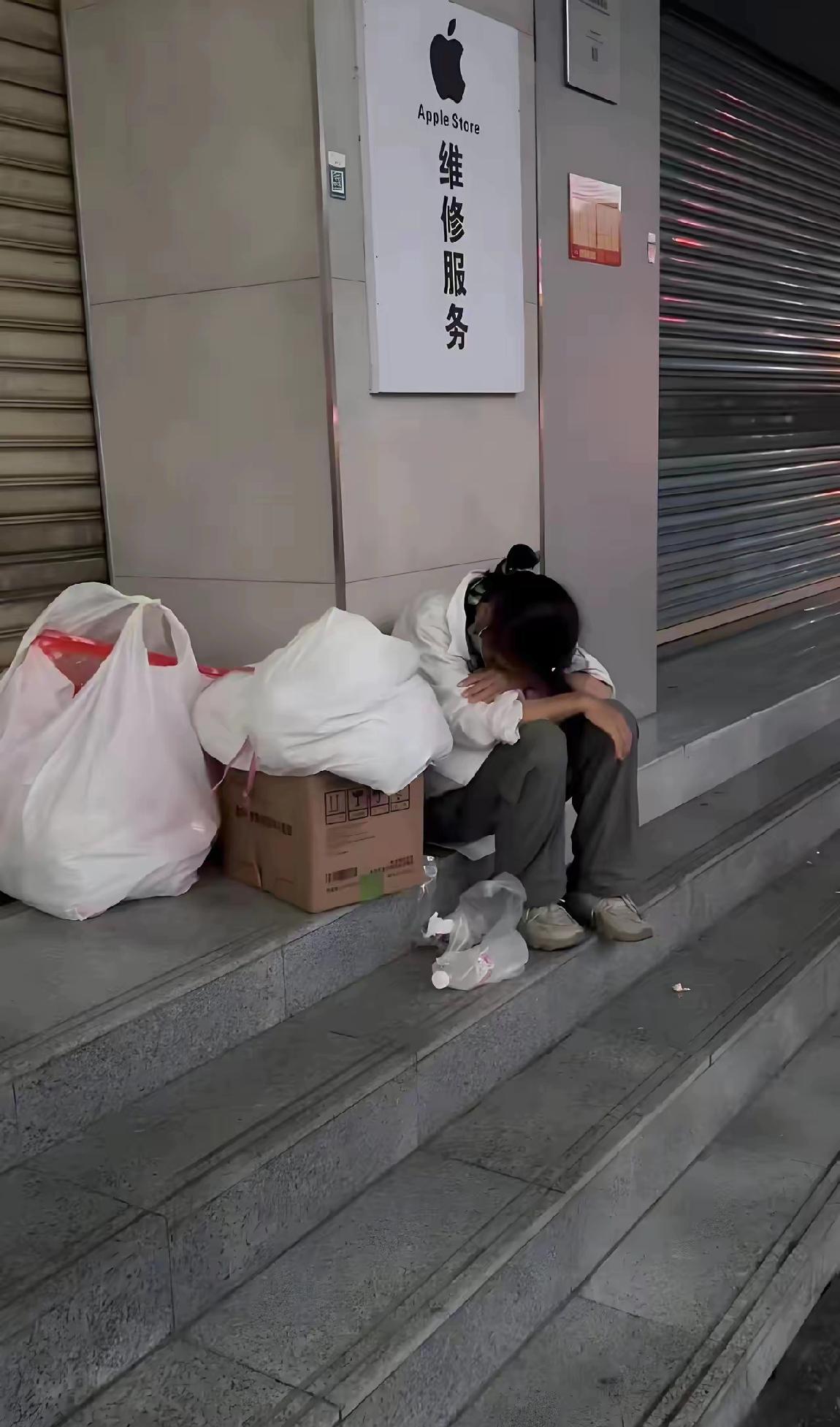 令人感动，发生在四川成都的一件事。女孩大学毕业找不到工作，拖着行李箱在街头蹲了一