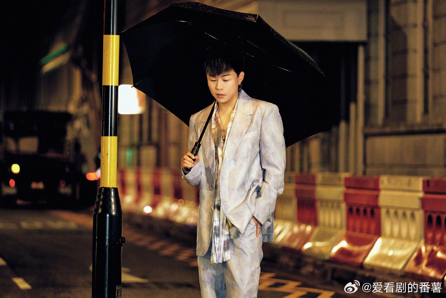 偶遇胡彦斌独自公园野餐胡彦斌晒太阳吃蛋糕好惬意啊，提着黄瓜溜达，老胡太接地气了，