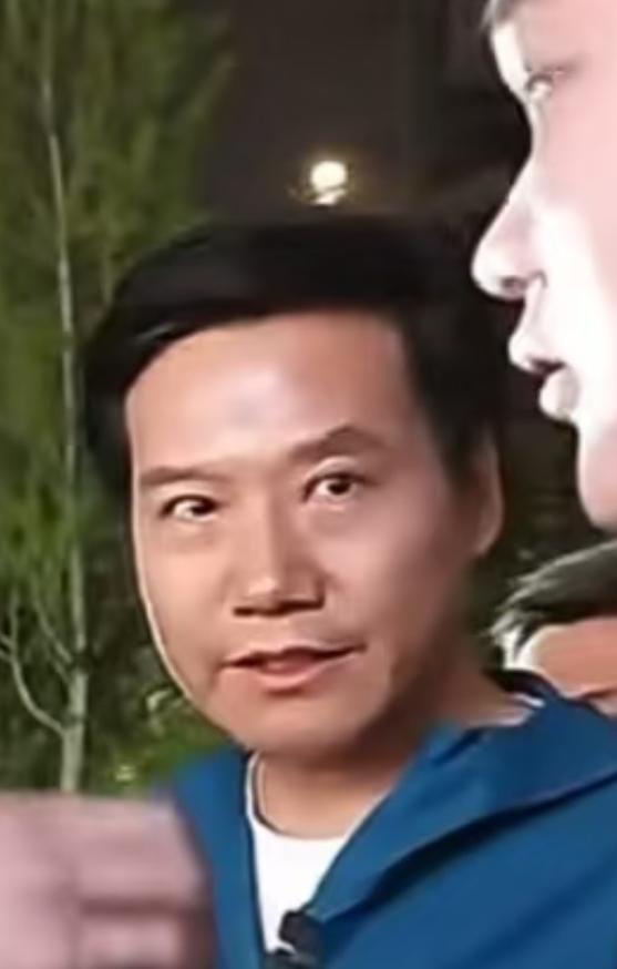 雷军的摄影师估计要被辞退了！雷总到达目的地后，现场工作人员拉胯！他举牌子的时