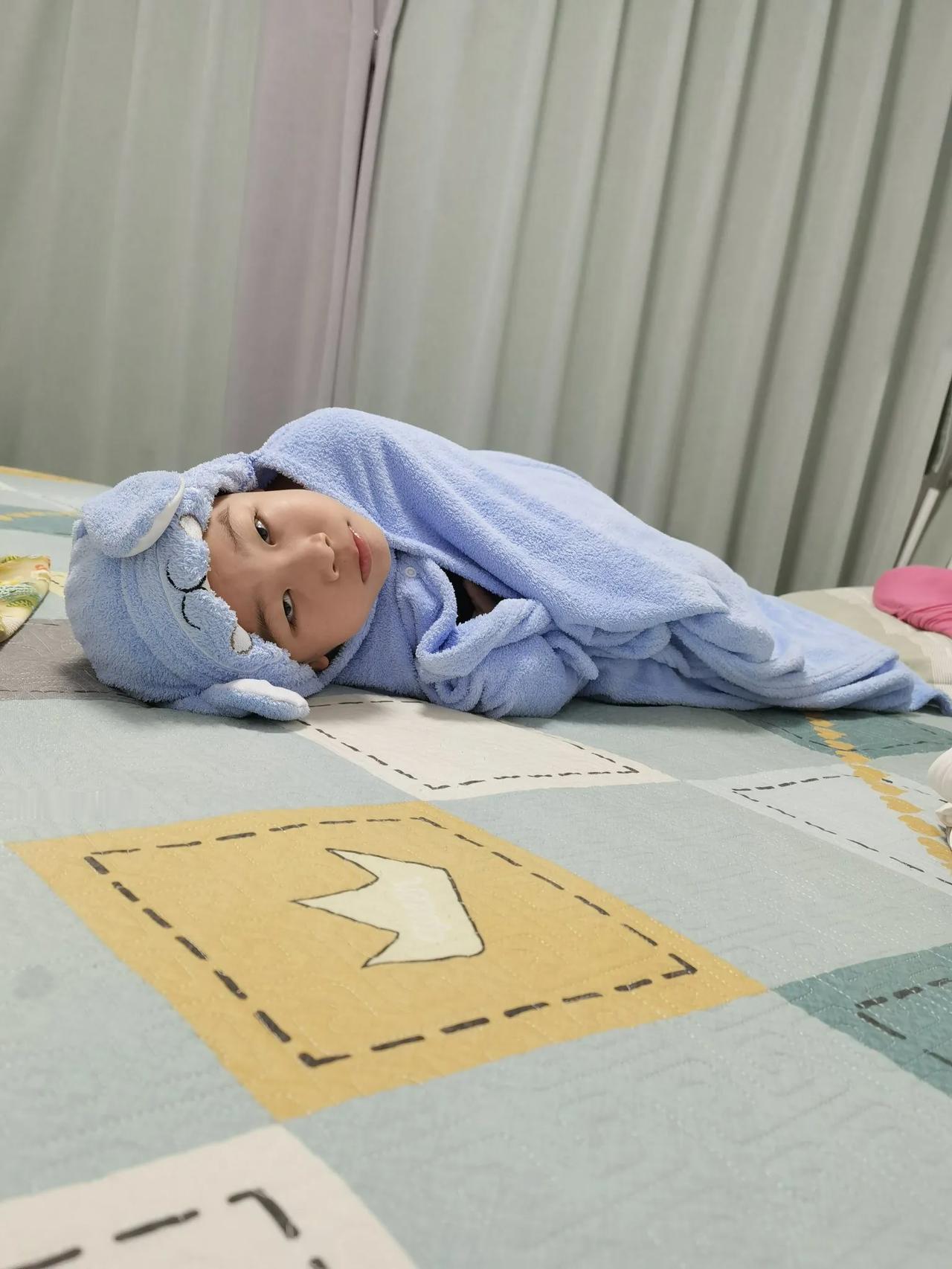 孩子晚上睡觉就会出汗，头上、背上出很多汗。从小就这样，到现在六周多了竟然歪打正着