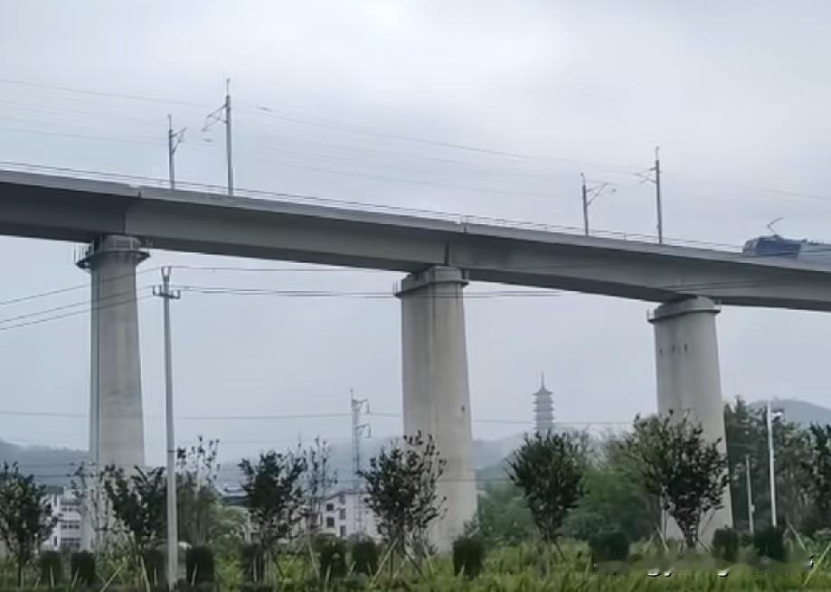客运专线铁路也能行走货车吗？有网友拍摄到一段货运列车行驶铁路桥的画面。从线路接触