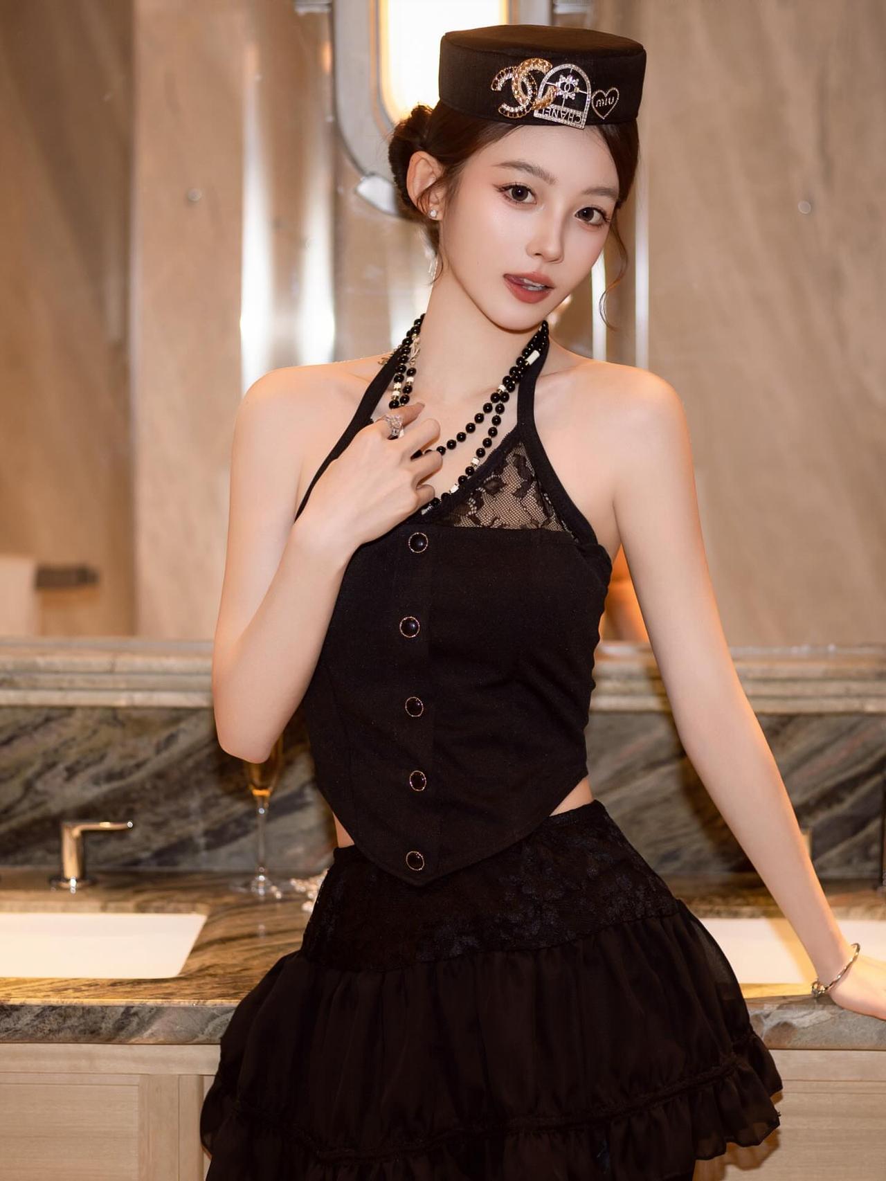 优雅黑裙搭配精致配饰，尽显时尚魅力