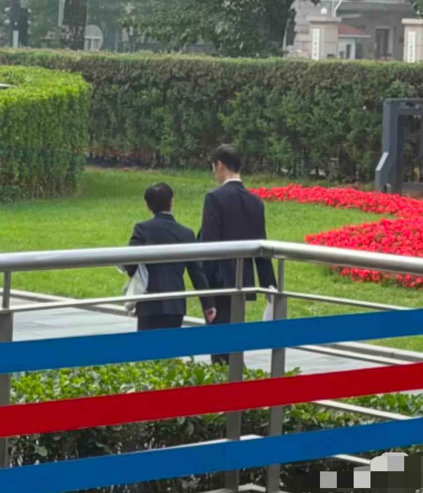 5月15日孙颖莎罕见西装革履参加活动啦——太帅啦！伦敦团体世乒赛后，参赛队员
