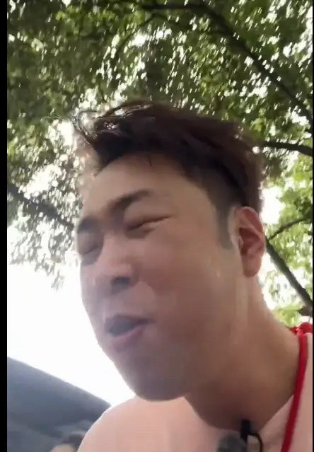 杜海涛、李维嘉、陆虎一起在南京录节目，碰到个卖毛蛋的。李维嘉不敢吃，海涛拿到手里三下五除二剥了壳。镜