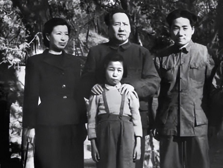 1956年2月，江青从苏联回国，一进菊香书屋的大门，就看见李讷和毛远新正在打雪仗