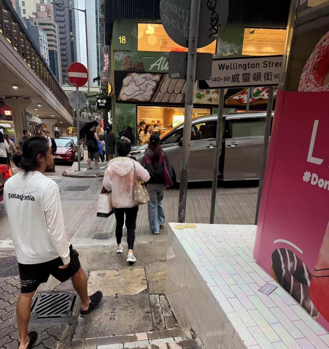 小海绵现在大部分时间跟妈妈在香港生活，母子俩被偶遇逛街购物，身边有保姆拎东西，有