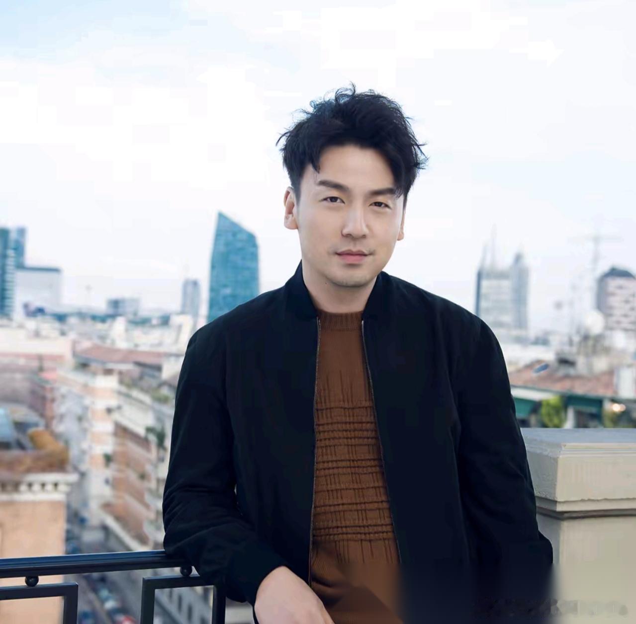 雷佳音这几年资源是真好，基本都是大制作。电影《抓特务》也是他主演。不过很想不通