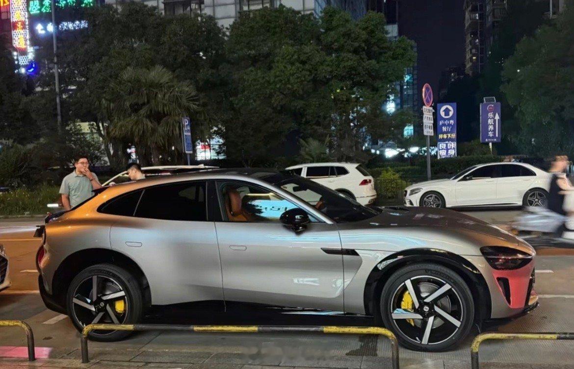 小米YU7停路边有点出众啊，第一批车主回头率绝对拉满。​​​