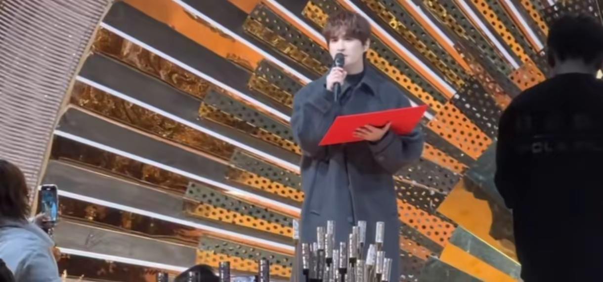 张远给经纪人当证婚人！清唱祝福太好哭，这。张远给经纪人当证婚人！清唱祝福太好哭，