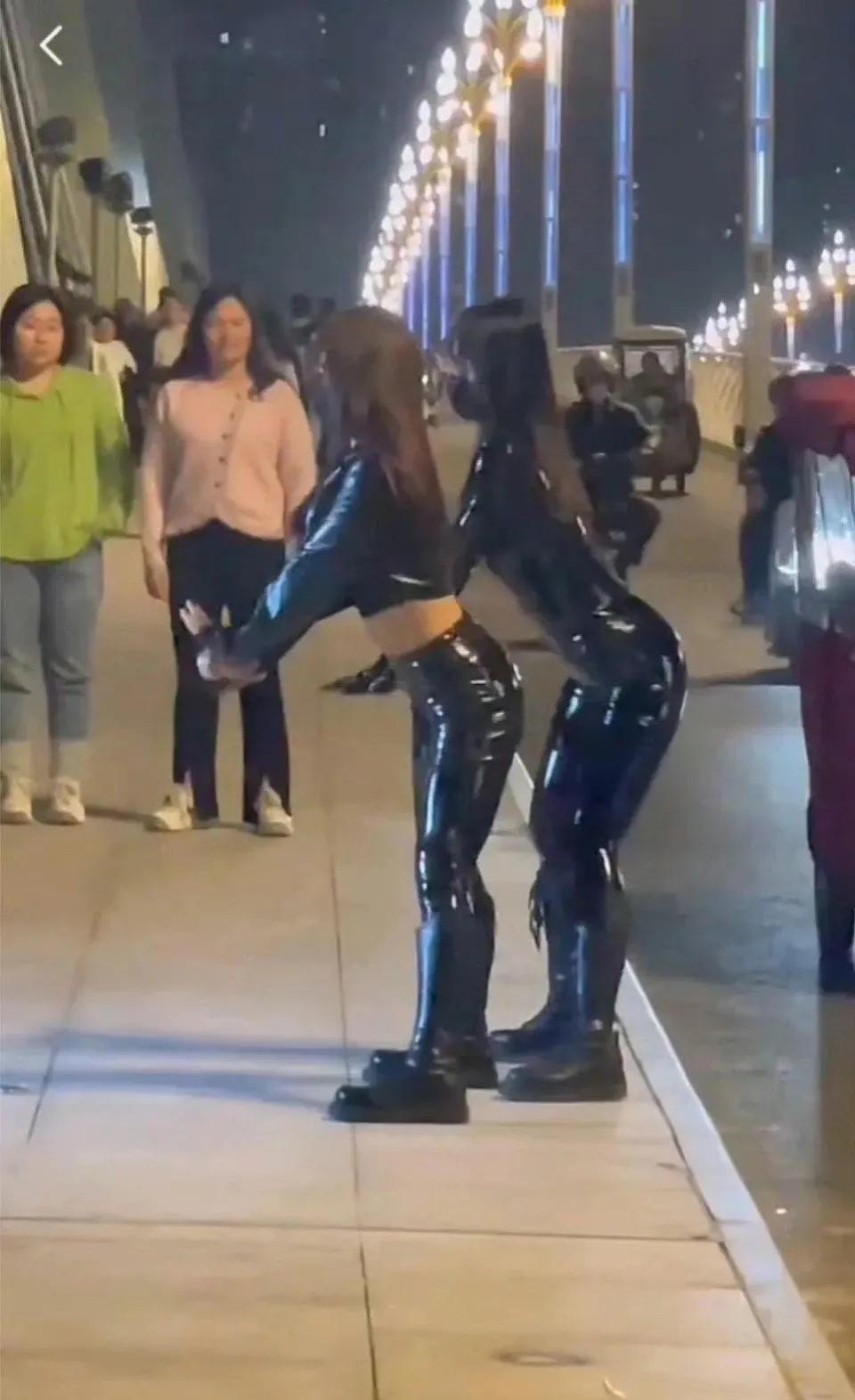 她们不尴尬吗？现实跟手机里天差地别