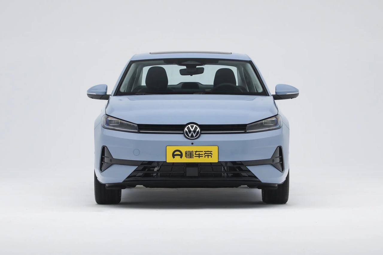 大众速腾S并不是新一代速腾，它的定位是低于速腾L和速腾3000万辆臻选款的，在我