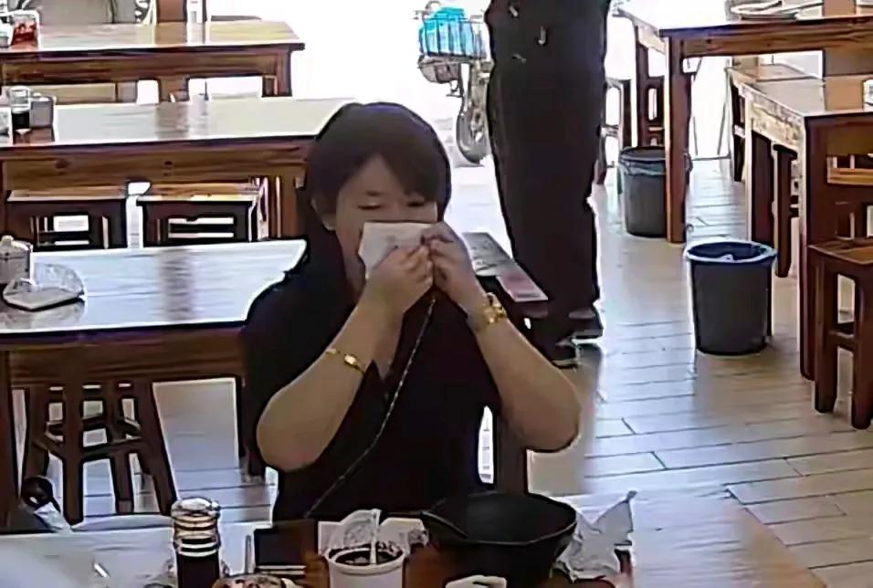 今日焦点——常规操作，出了事，首发声明，外地来沪女子所为…近日上海女士，挎着
