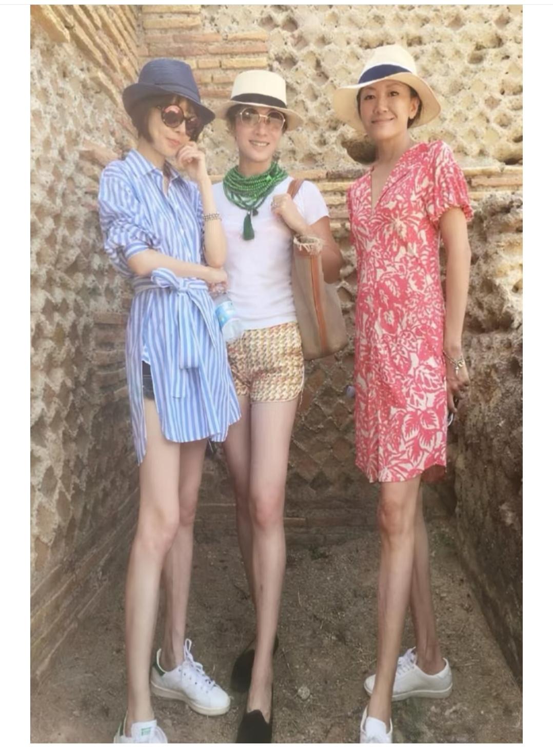 原来鲁豫的朋友也都是竹竿腿。