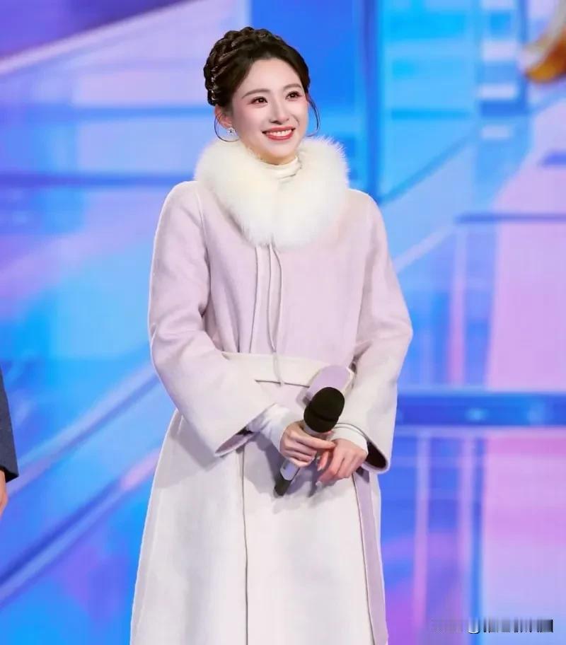 央视跨年支持人太漂亮了，她们不用挨冻主持了。都直接穿着厚厚的衣服上阵，穿冬装毛绒