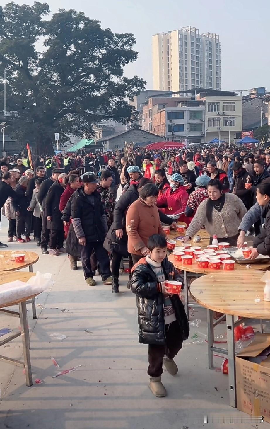 这场乡村宴席直播火了，千人扎堆太热闹刷到个离谱又有趣的直播！某地乡村办宴席