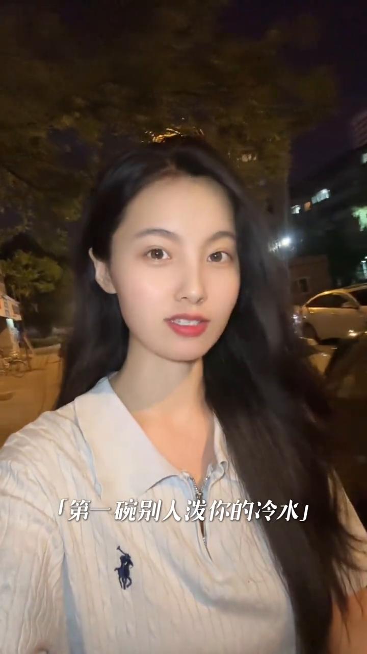 成功的路上必须要喝下三碗水。·第一碗：别人泼你的冷水。·第二碗：拼命奋斗的汗