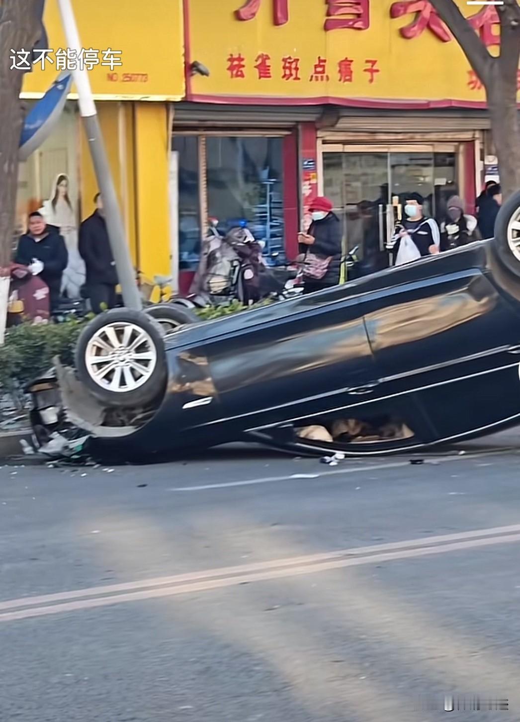 近日，在保定向阳大街上发生了一起离奇的交通事故，现场引起了许多路人的侧目。只