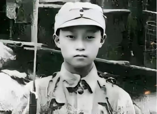 1938年，台儿庄战役中，16岁的广西“狼兵”韦容松正在巡逻，途中他碰到了由6名