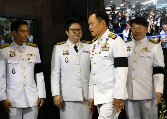 放眼泰国近几十年，没几个民选总理能拿到这么硬的牌面，手握大把优势稳赢，实际上看似