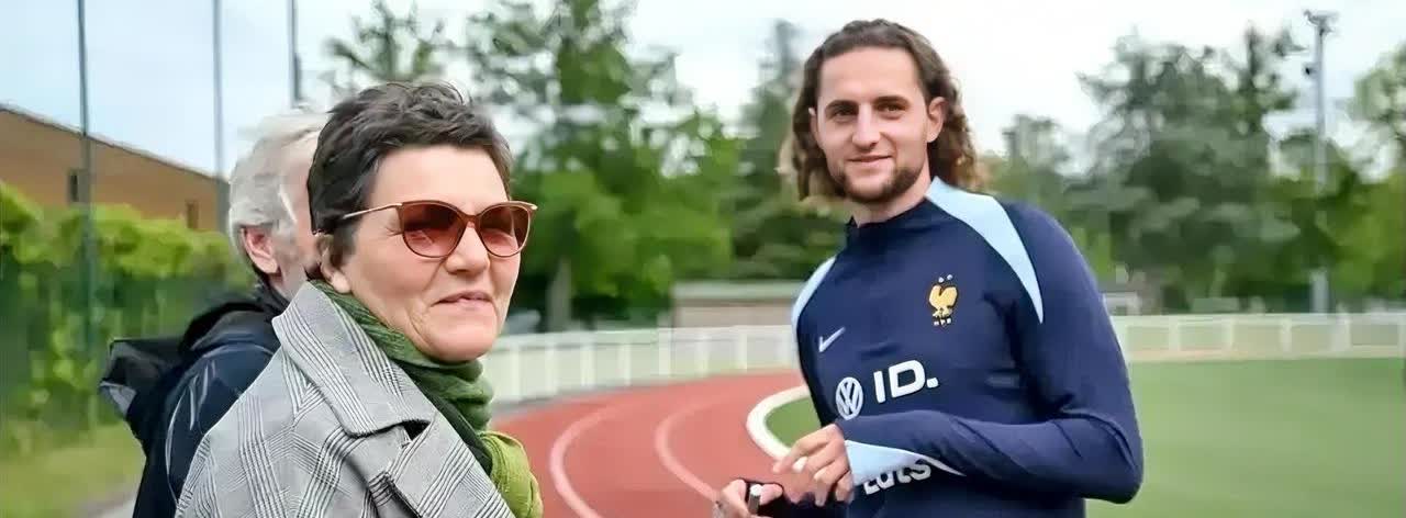 拉比奥特母亲接受采访了，她说她很不满意最近关于拉比奥特的负面评价，她清楚拉比奥特