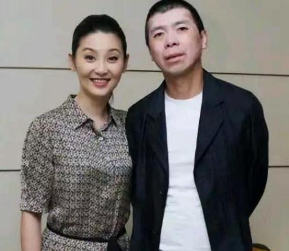 当年，冯小刚爱上了漂亮的徐帆，回家向妻子张娣提出离婚，说:"我爱上别人了，咱们离