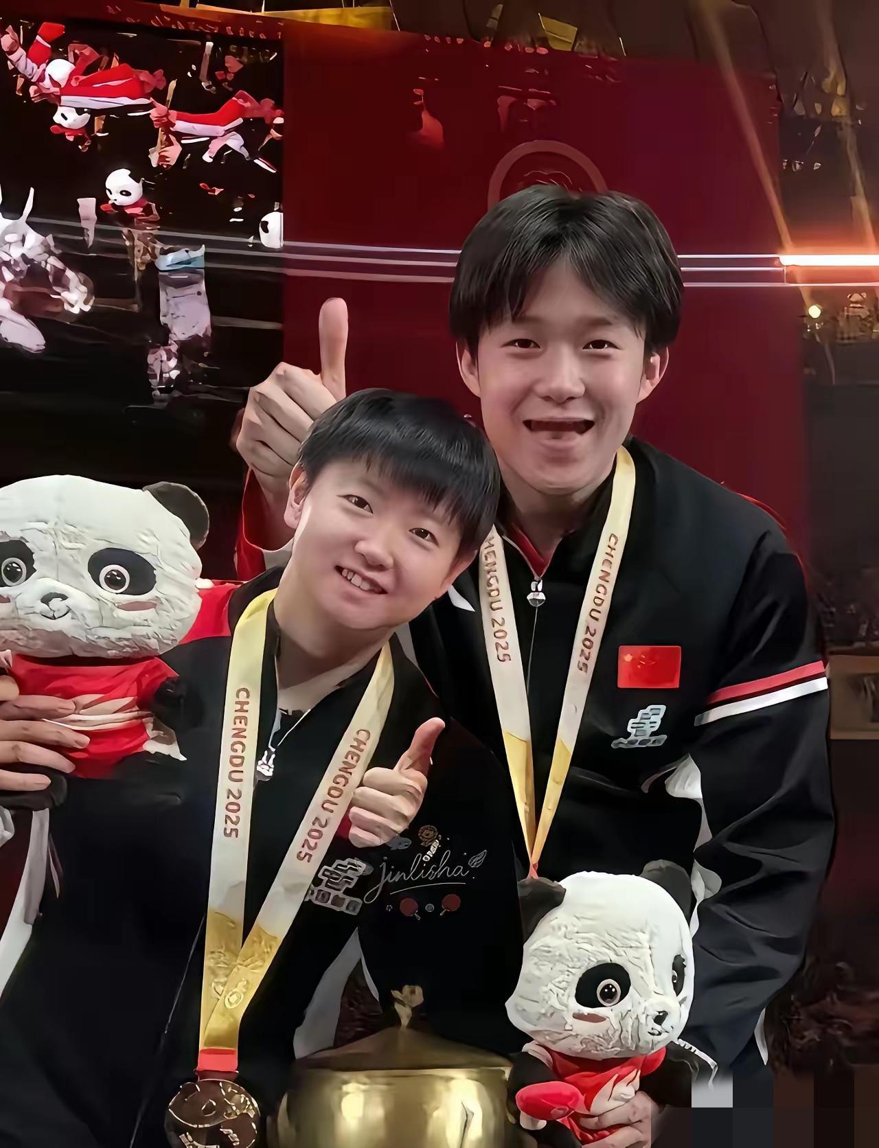 一键收藏莎头“封神”名场面！这笑容，就是青春最美的样子！莎头组合的这张合照，我