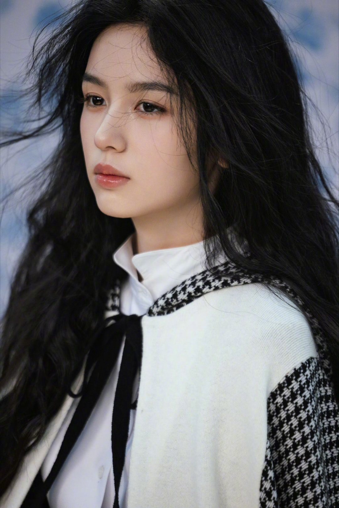 周也杂志野生感周也这组杂志大片氛围感拉满～清冷野性的气质扑面而来，又灵又飒，风格