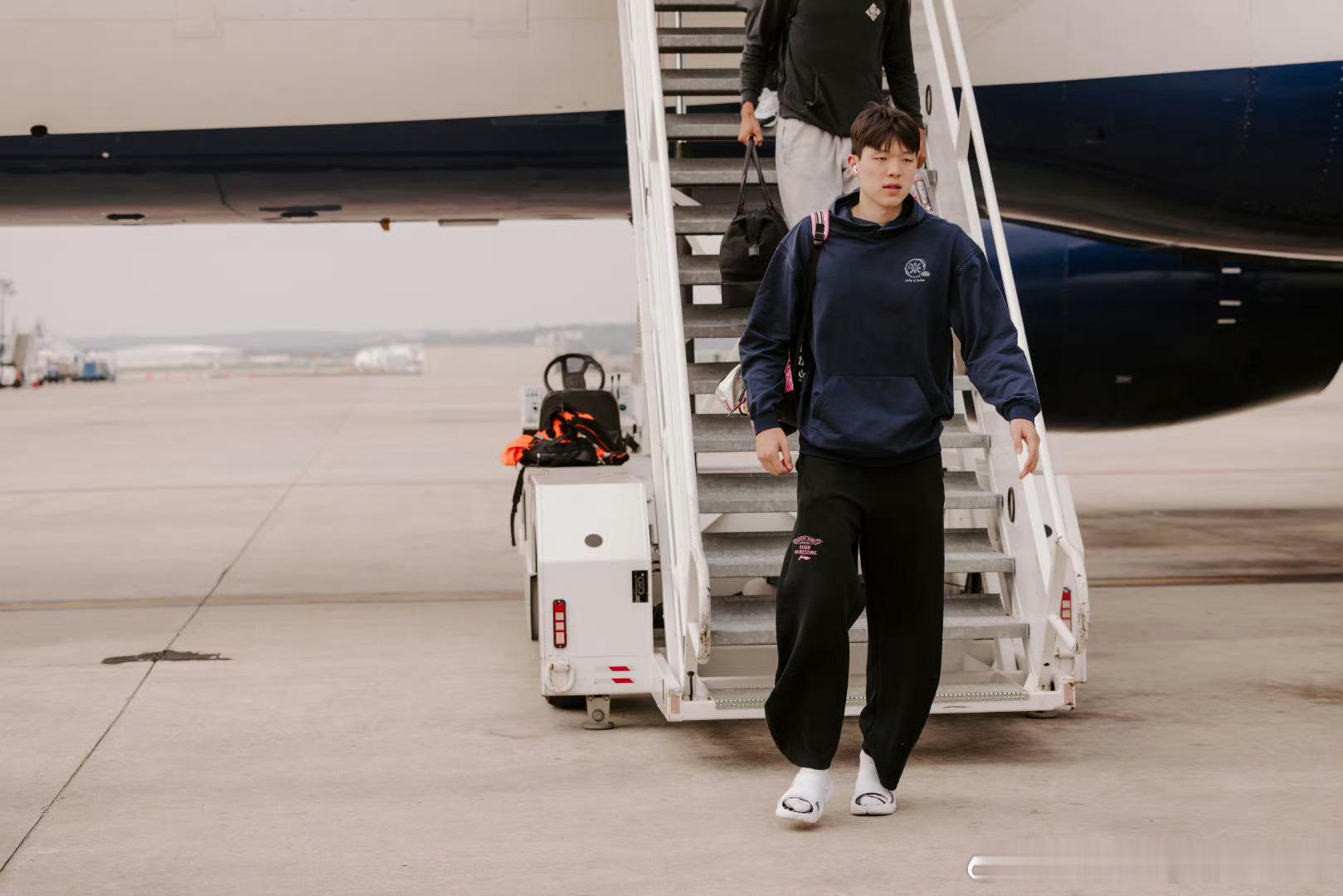 波特兰开拓者开拓者目前1-3马刺！G5，球队终于带着他们的双向球员，一起前往圣安