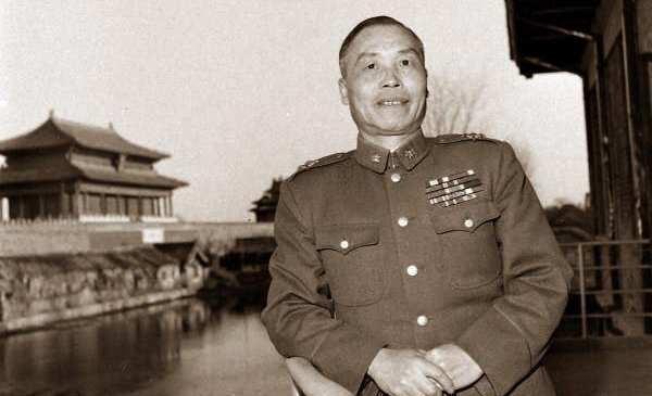 周总理亲自邀请李宗仁归国，众多将军前往机场迎接，毛主席感慨：你为国家立下大功！