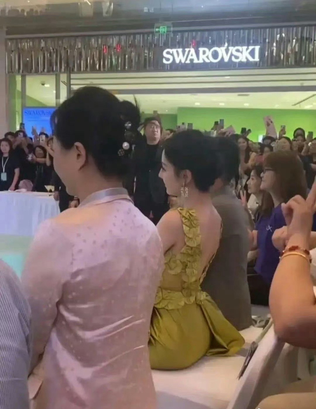 迪丽热巴这个坐姿有必要这么凹造型吗
