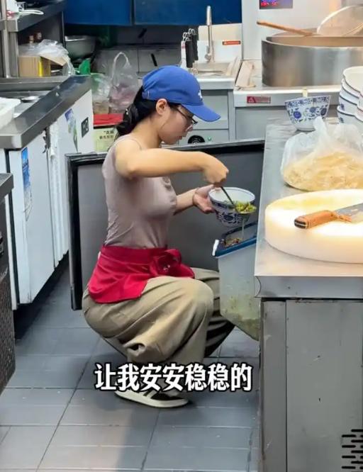 “这个女的火了！”江苏无锡，一个18岁女孩暑假去饭店打工，谈好每天8小时、月薪3