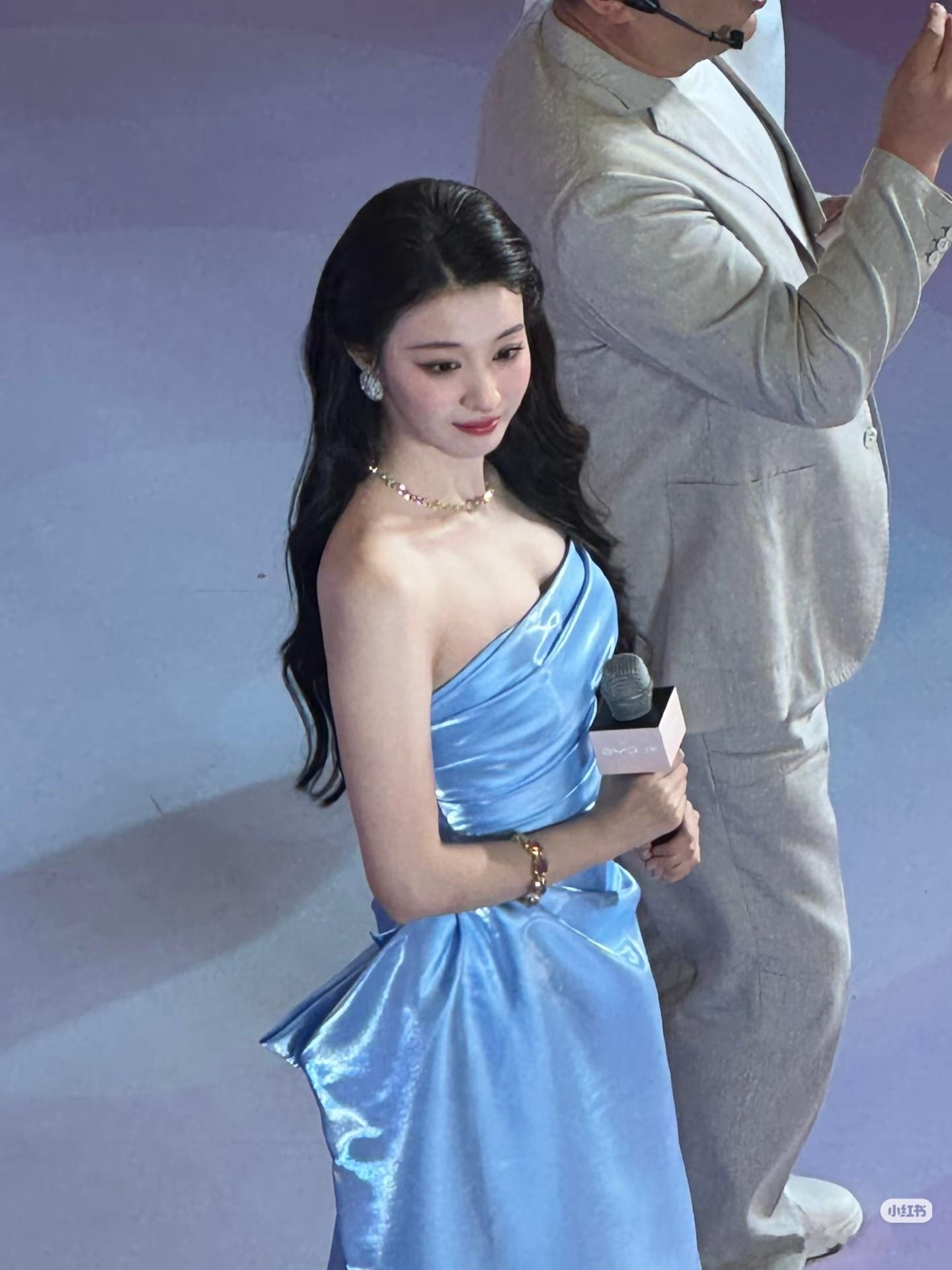 王楚然刘令姿这一秒过火合照王楚然什么视角都好看
