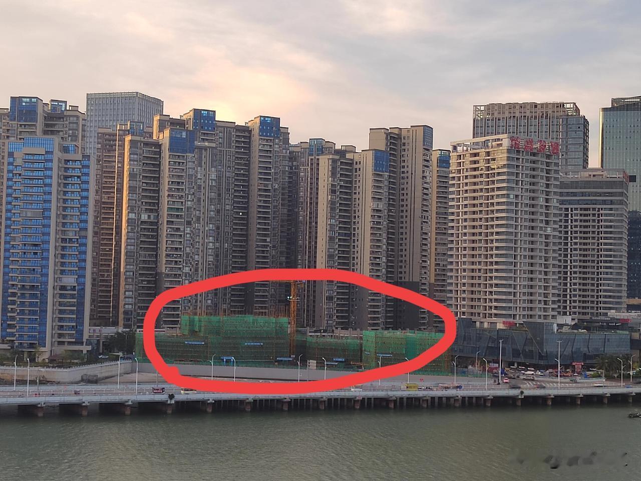 位于湛江霞海CBD区域的荣盛华府，在金融路与广州湾大道之间，当年是比较畅销的高档